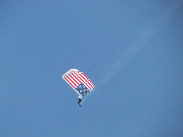 Lucas Oil Skydyvers, natuurlijk met de Amerikaanse vlag! / Paraquedistas Lucas Oil com a bandeira Americana, claro!